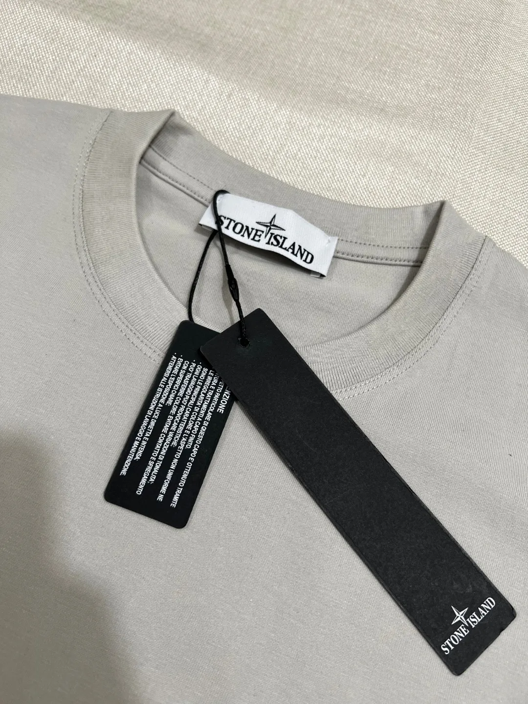 P140 STONE ISLAND top version, differentiated currency, 2025ss official website synchronization, embroidered small label LOGO short-sleeved T-shirt, 64 counts, high density 240g double yarn pure cotton, imported machine embroidered small label, embroidered letters are clean and neat, supports NFC scanning code to enter GW, YB ready-to-wear fabric collar hemming, shoulder bone and tight thread It will not deform after being worn for a long time. It has been washed with high temperature for 4 times. It does not fade, shrink or pill. It is comfortable and stretchable. It is a must-have wardrobe item. Same style for men and women. Five colors: lilac gray, dark gray, white, black, copper brown. Size: XS-L. Maximum L can wear 200 pounds.